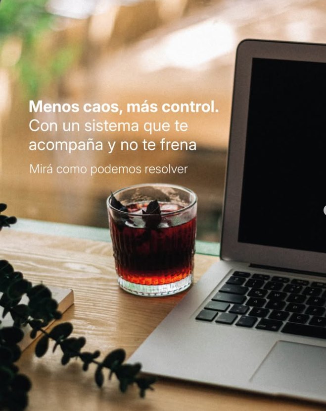 Notebook sobre una mesa de madera. Texto: Menos caos, más control, con un sistema que te acompaña y no te frena